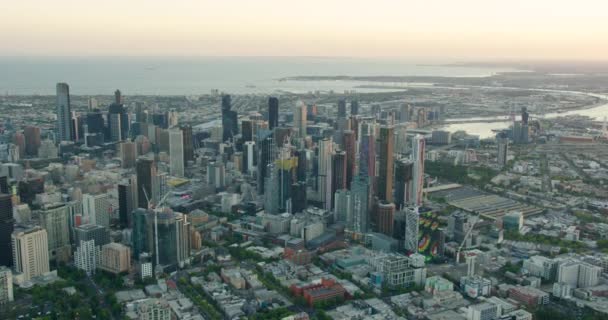 Aerial Sonnenuntergang Ansicht Stadt Wolkenkratzer von Melbourne CBD — Stockvideo