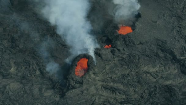 Vue aérienne de la roche de lave liquide chaude en éruption — Video