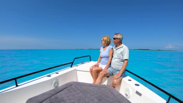 Milující starší kavkazský pár na luxusní plachetnici Bahamy — Stock video