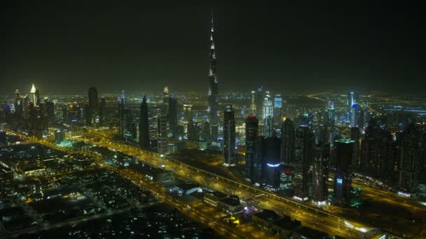 Antenne Nacht beleuchtete Ansicht Burj Khalifa Wolkenkratzer in der Innenstadt — Stockvideo