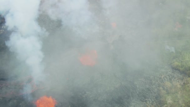 Vista aérea magma quente vulcânico ativo destruindo a vegetação — Vídeo de Stock