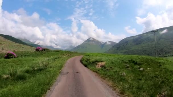 POV conduciendo en Glen Etive Escocés paisaje de las tierras altas — Vídeos de Stock