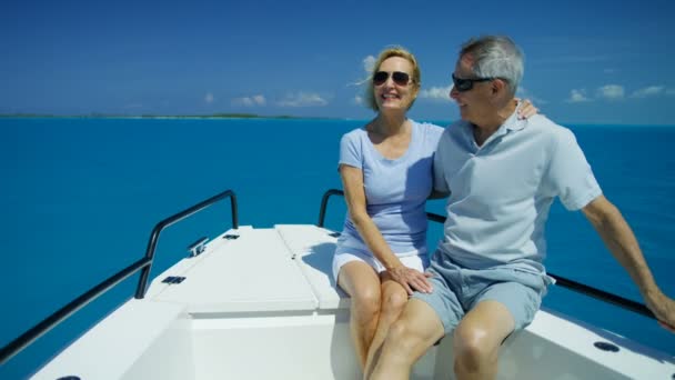 Saludable senior caucásico pareja vela caribeño océano juntos — Vídeos de Stock