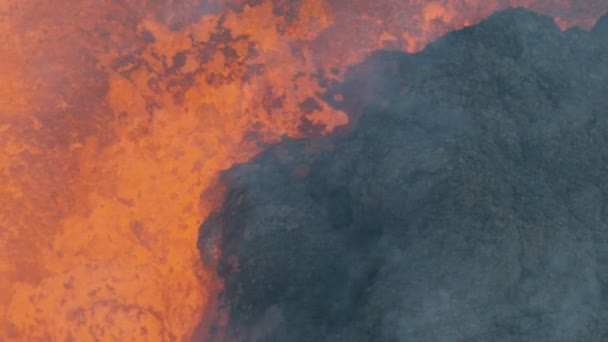 Luchtfoto van de actieve uitstoot van giftige vulkanen — Stockvideo