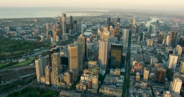 Aerial sunrise view city rascacielos de Melbourne CBD — Vídeo de stock