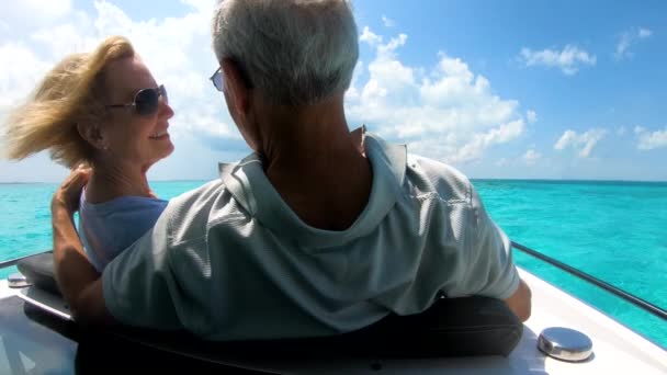 Kochająca dojrzała para kaukaska na luksusowym żaglówce Bahamy — Wideo stockowe