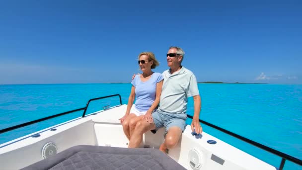 Parejas maduras en velero divirtiéndose Bahamas — Vídeos de Stock