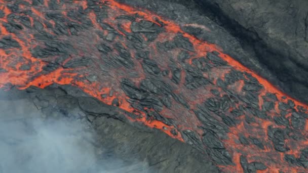 끓고 있는 붉은 용암을 공중에서 본 모습 — 비디오