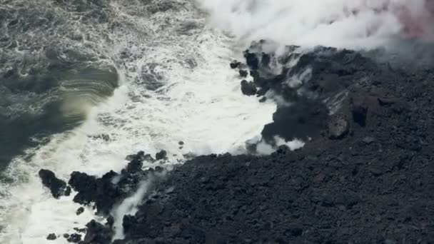 Vista aérea lava caliente roja que vierte en el Pacífico — Vídeos de Stock