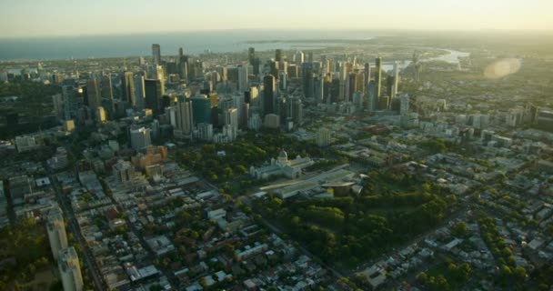 Letecký výhled na západ slunce Carlton Garden Melbourne panorama města — Stock video