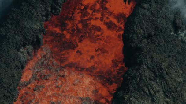 Vzdušná výbušná roztavená láva chrlící z výbuchu sopky — Stock video
