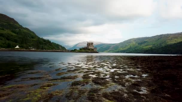 Ansicht der Burg Eilean Donan aus dem 13. Jahrhundert in Schottland — Stockvideo