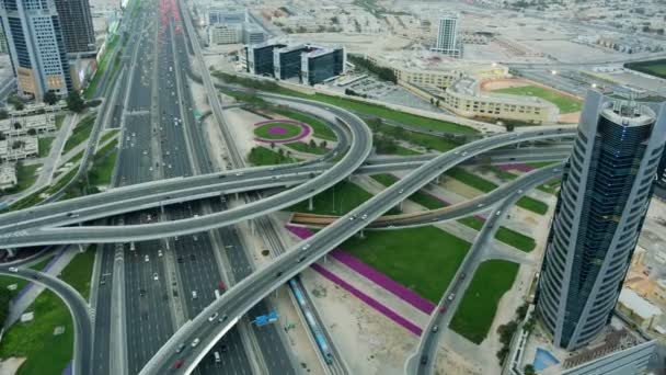 Ilmakuva Sheikh Zayed tie hämärä pilvenpiirtäjät Dubai — kuvapankkivideo