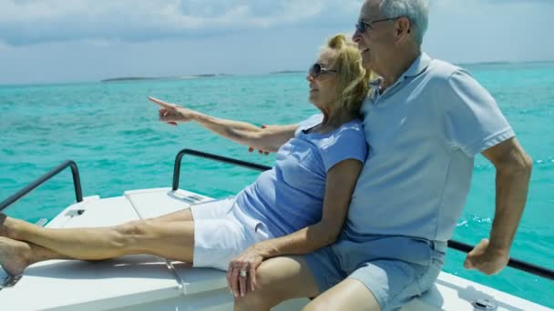 Dojrzałe mąż żona żaglówka razem emeryturę rekreacji — Wideo stockowe