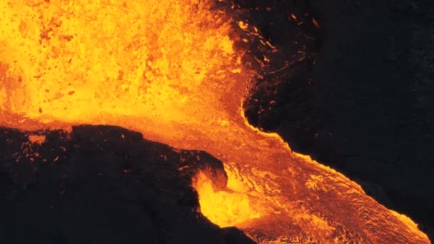 Vista aérea del magma volcánico caliente rojo que fluye — Vídeo de stock