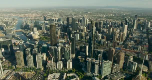 Vista aérea del amanecer rascacielos comerciales y residenciales Melbourne — Vídeo de stock