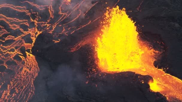 Luftaufnahme von glühend heißem vulkanischem Magma, das ausströmt — Stockvideo