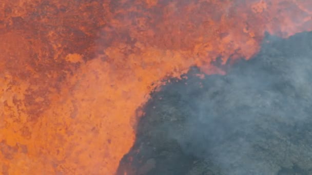 Vista aérea roca de lava caliente solidificándose en el aterrizaje — Vídeo de stock