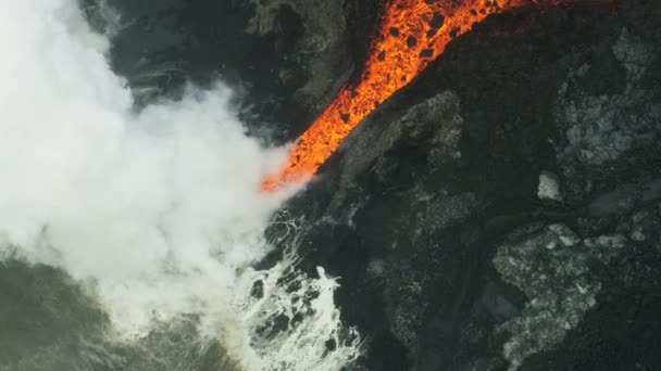 Vista aérea rio de vapor do oceano magma quente — Vídeo de Stock