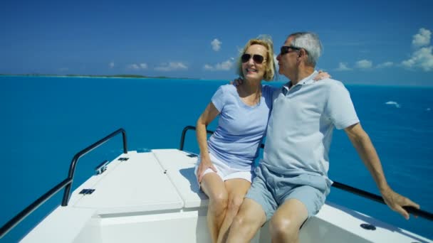 Birlikte lüks bir tatil yatına yelken açan mutlu beyaz çift. — Stok video