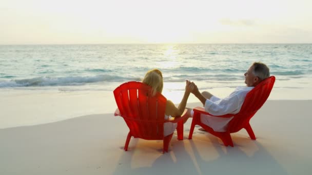 Starší manžel manželka venku odchodu do důchodu bydlení relaxační východ slunce — Stock video