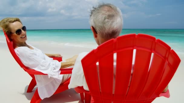 成熟した白人のカップルがビーチで一緒に楽しむバハマ — ストック動画