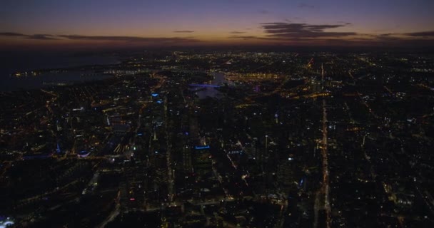 Luchtfoto verlichte lichten Melbourne CBD bij zonsondergang — Stockvideo