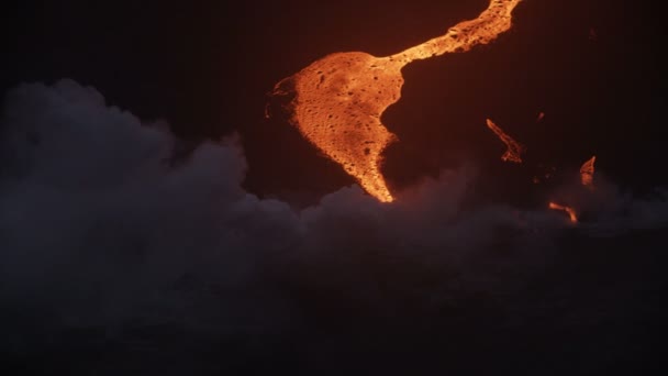 Vista aérea lava fundida que vierte en el océano Pacífico — Vídeos de Stock