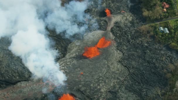 Luchtfoto van vulkanisch magma vernietigend landschap Kilauea Hawaii — Stockvideo