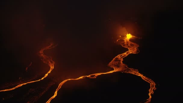 Vista aérea lava quente vermelha derramando no Pacífico — Vídeo de Stock