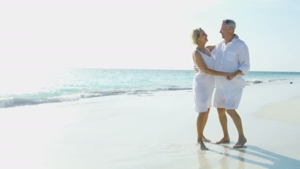 Nyugdíjas kaukázusi pár táncol a strandon nyaralás Bahama-szigetek — Stock videók