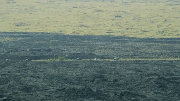 Letecký pohled vozidlo silniční láva rock Mauna Loa — Stock video