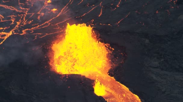 Luchtfoto fontein van natuurlijke rode hete lava — Stockvideo