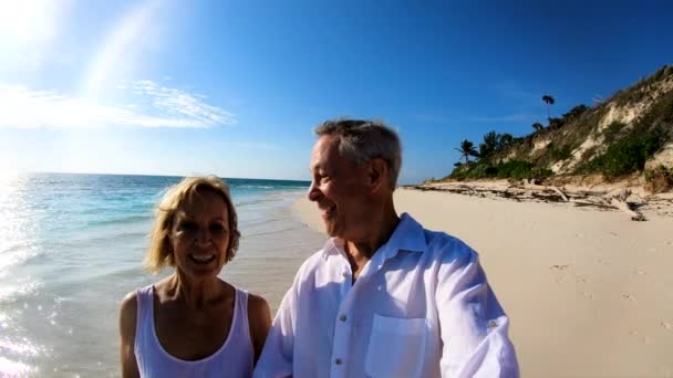 바하마 해변에서 휴가를 보내고 있는 은퇴 한 부부의 모습 — 비디오