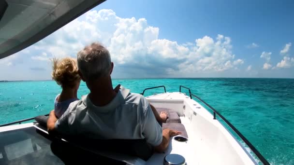 Idős pár vitorlás hajón szórakozás Bahama-szigetek — Stock videók