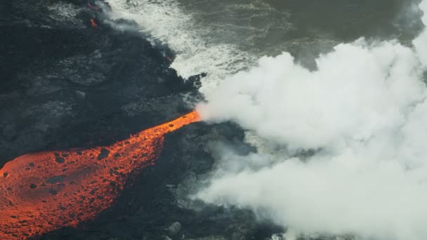 Vista aérea del río de lava volcánica que fluye mar — Vídeos de Stock