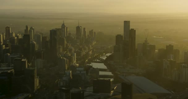 Letecký pohled na východ slunce mrakodrapy Melbourne CBD — Stock video