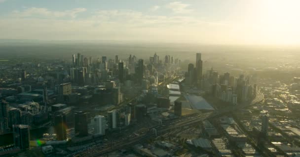 Vista aérea do nascer do sol Melbourne cityscape com erupção solar — Vídeo de Stock