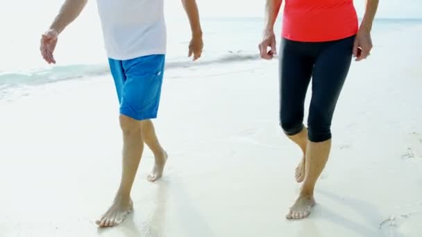 Pareja madura disfrutando del ocio caminando por la playa Bahamas — Vídeos de Stock