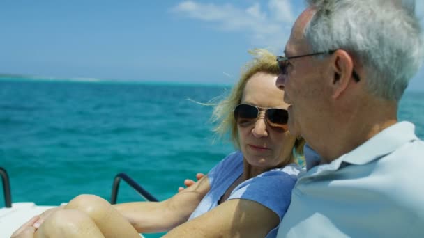 Maduro marido esposa vela barco aposentadoria estilo de vida Caribe — Vídeo de Stock