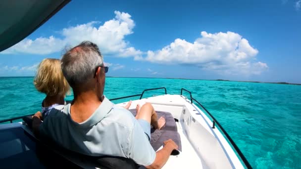 Amante pareja madura caucásica en velero de lujo Bahamas — Vídeo de stock