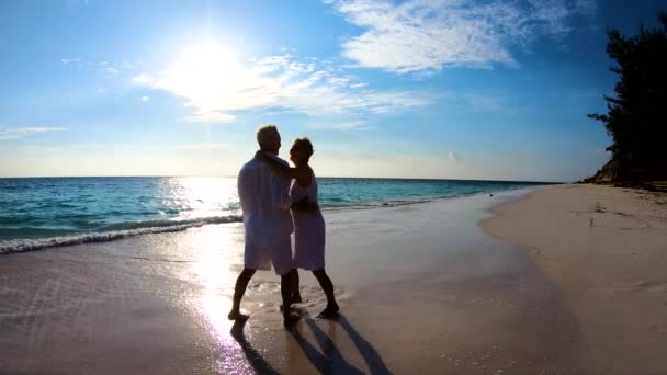 Silhouette eines älteren Paares tanzt am Strand der Bahamas — Stockvideo