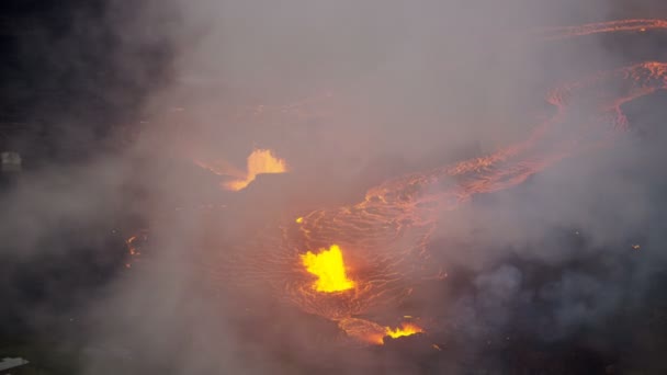 Luftaufnahme von Gasen, die direkt aus Magma entstehen — Stockvideo