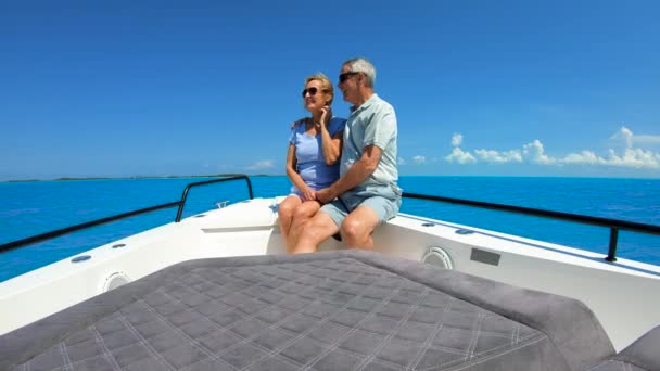 Зрелая пара на паруснике веселится на Багамских островах — стоковое видео