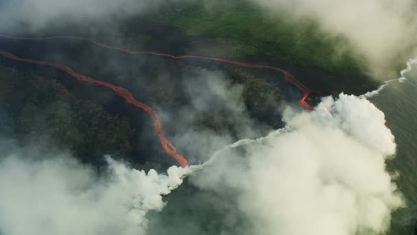 Pemandangan udara lava panas mengalir dari celah terbuka — Stok Video