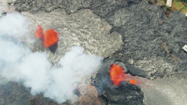 Luftaufnahme von vulkanischem heißen Magma, das Landschaft zerstört — Stockvideo