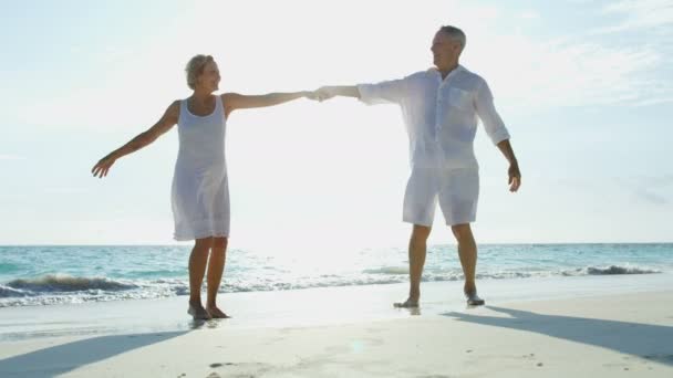 Idosos do sexo masculino e feminino dançando na praia Bahamas — Vídeo de Stock