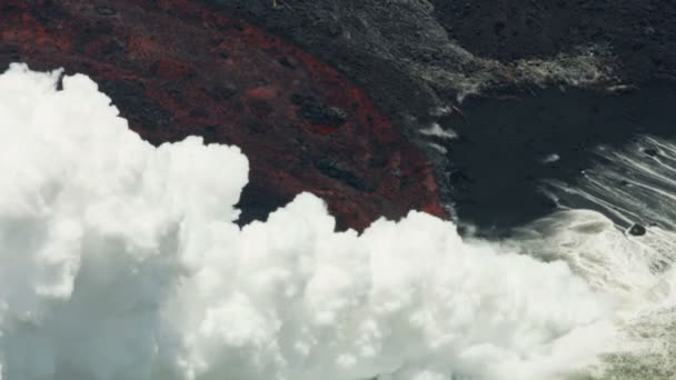 Vista aérea lava vertiendo en el océano hirviendo Kilauea — Vídeos de Stock