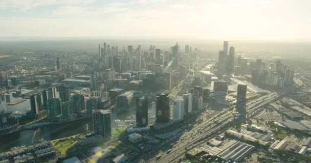 日の出時の空中ビュー｜Docklands and Melbourne CBD — ストック動画