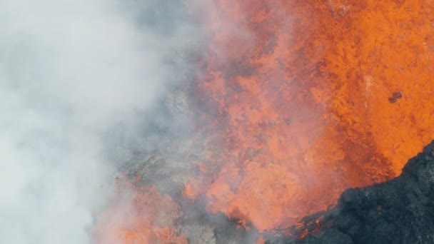 Luchtfoto van actieve vulkanische giftige gasemissies — Stockvideo